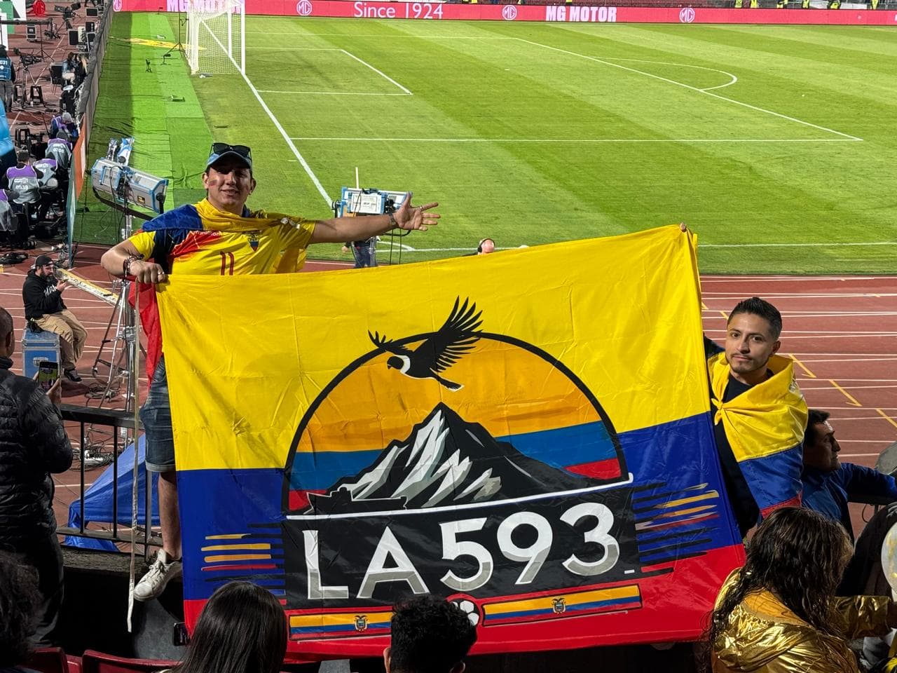Bandera de La 593 en un estadio con hinchada ecuatoriana